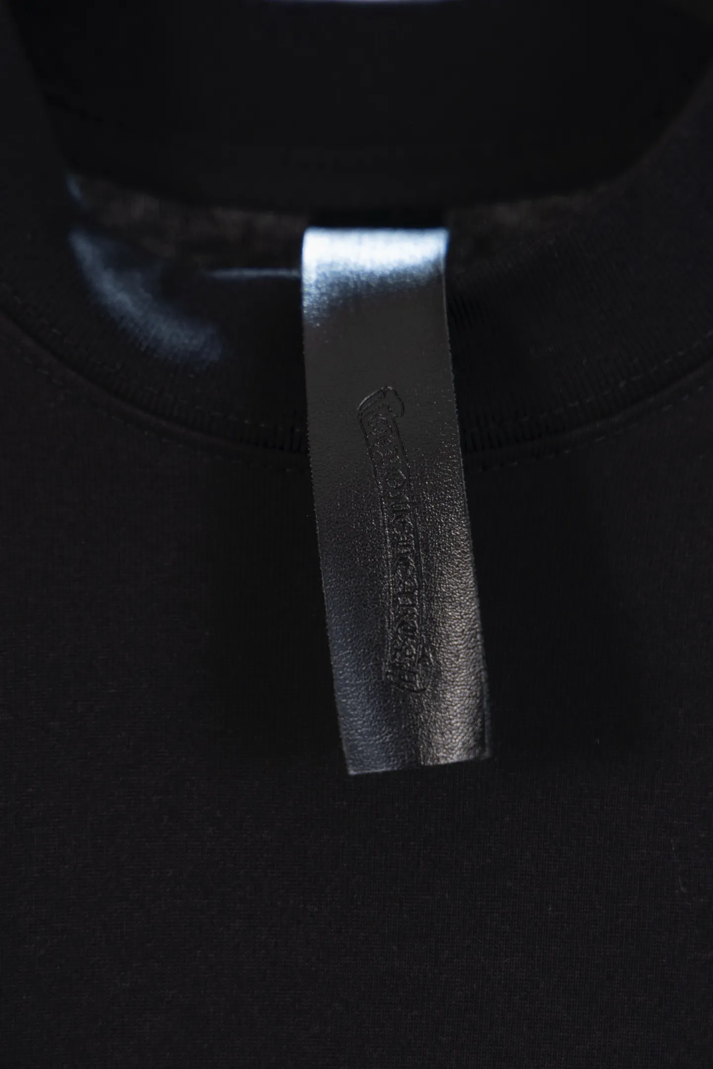 🅿️170 top version model number k8046 CH Kejia Sanskrit cross heavy industry foam printed T-shirt! Every one of Crow's products is really unique. Every piece has a back view. This leather label design is really cool. The leather label and silver jewelry design make the whole dress the icing on the cake. The texture of the whole short-sleeved piece is really amazing. It is made of 260g pure cotton fabric! 100% authentic to the official version, with all the details. All cuffs, shoulder seams, armholes, and necklines are all double-needle crimping. This is the rigorous craftsmanship that big brands should have. Details determine quality. The original washed tag packaging is full of style! The whole piece adopts three-needle and five-thread technology (neckline-shoulder seam-sleeve seam-double-pressed thread, which looks more three-dimensional and textured) and has the same craftsmanship as the original original, with a classic version, small dropped shoulders, and a micro silhouette! Color: Black White Size: XS-L